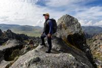 Saúl auf den Hatun Machay Felsen