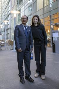 Saúl Luciano Lliuya mit Luisa Neubauer im Gebäude des OLG Hamm
