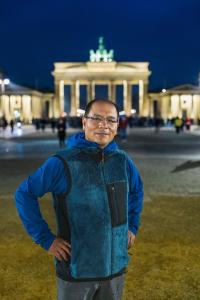 Saúl vor dem Brandenburger Tor