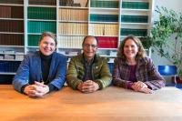 Saúl Luciano Lliuya mit seinen Anwältinnen Dr. Roda Verheyen und Clara Goldmann