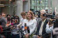 Roda Verheyen gibt ein Pressestatement nach der Urteilsverkündung