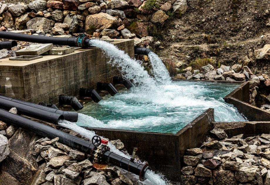 Tuberías para bombear agua del lago glaciar