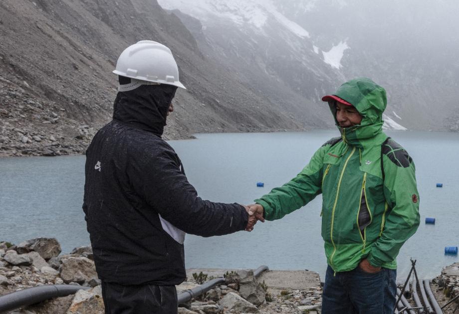 Saúl schüttelt Hand von Gletscherwächter Saúl Luciano Lliuya schüttelt die Hand eines Gletscherwächters an der Lagunge Palcacocha
