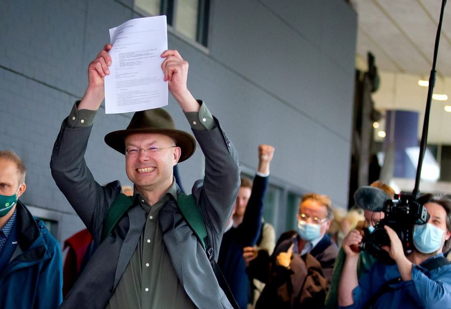 Donald Pols The picture shows the managing director of Milieudefensie after the successful trial.