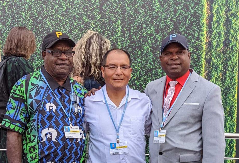 Saúl Luciano Lliuya mit zwei Klimaklägern von den Torres Strait Inseln
