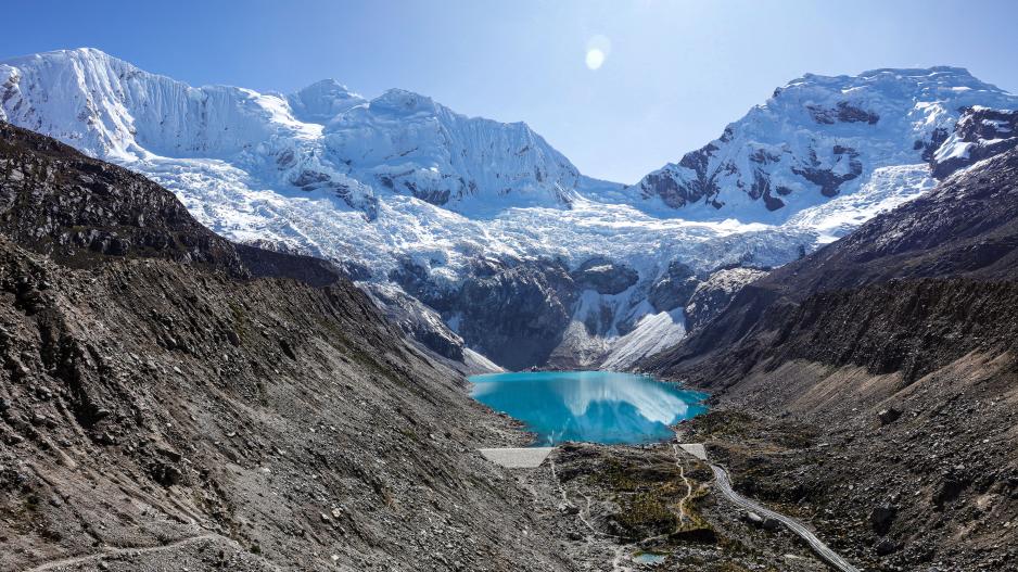 Der Gletschersee Palcacocha umgeben vom Pucaranra-Gletscher und Palcaraju-Gletscher