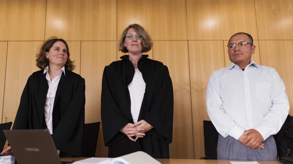 Saúl Luciano Lliuya con las abogadas Dr. Roda Verheyen y Clara Goldmann en el Tribunal Regional Superior de Hamm sobre la demanda climática contra RWE.