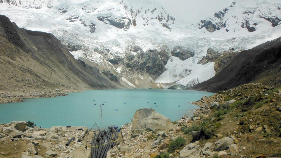 Gletschersee Palcacocha mit einem provisorischen Abpumpsystem im Vordergrund, das nicht ausreichend ist, um eine gefährliche Flutwelle zu vermeiden
