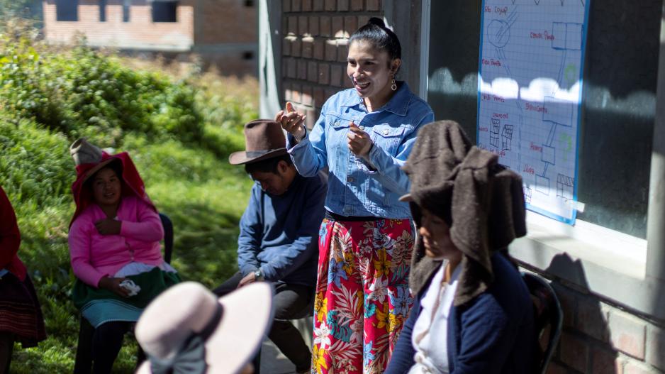 Inés Yanac hält einen Vortrag in einer Gemeinde in der Cordillera Blanca.