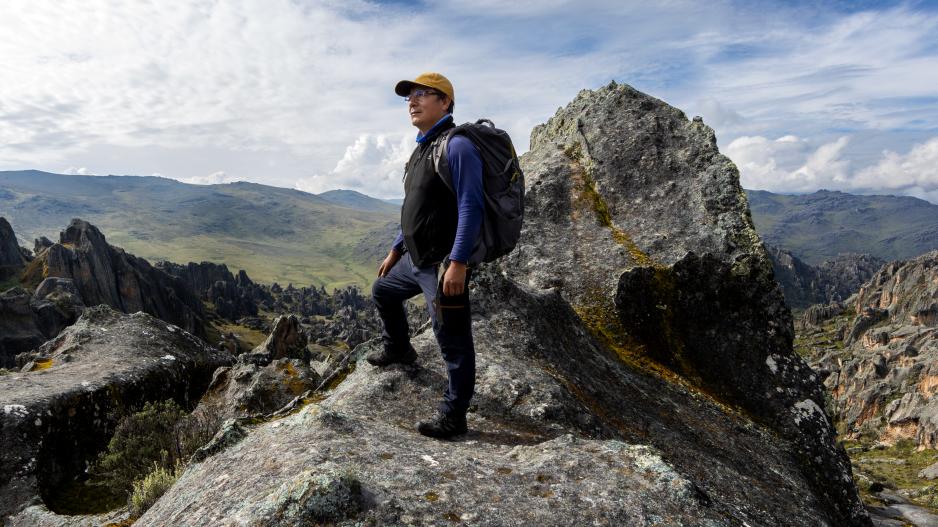 Saúl auf den Hatun Machay Felsen