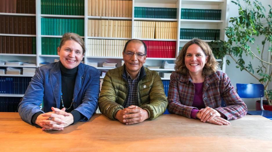 Saúl Luciano Lliuya mit seinen Anwältinnen Dr. Roda Verheyen und Clara Goldmann