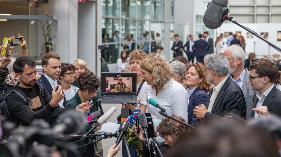 Saúl Luciano Lliuya gibt ein Statement nach der Verkündung