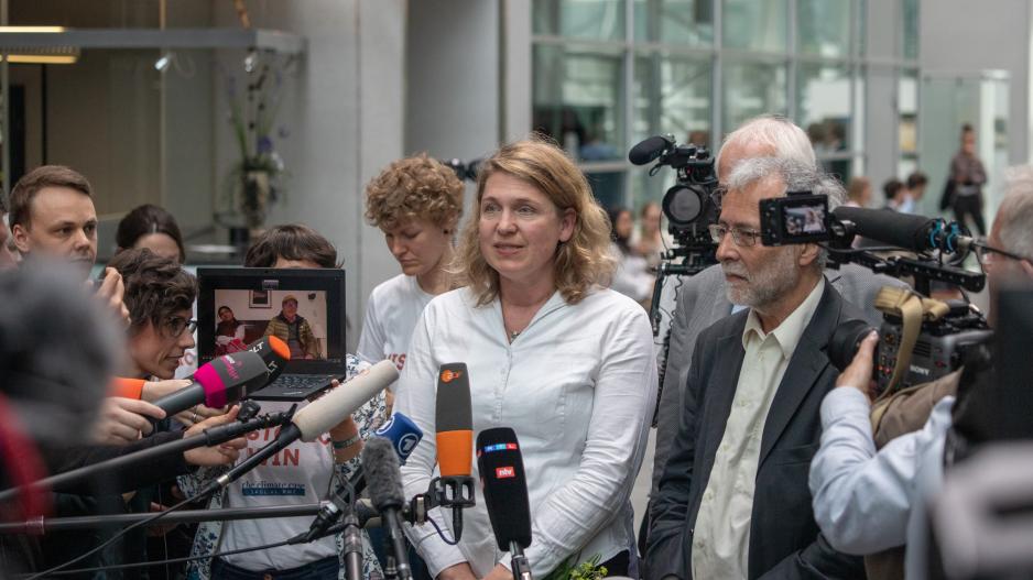 Roda Verheyen gibt ein Pressestatement nach der Urteilsverkündung