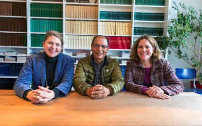 Saúl Luciano Lliuya mit seinen Anwältinnen Dr. Roda Verheyen und Clara Goldmann