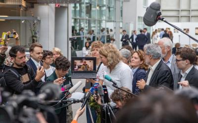 Saúl Luciano Lliuya gibt ein Statement nach der Verkündung