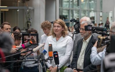 Roda Verheyen gibt ein Pressestatement nach der Urteilsverkündung